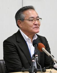　記者会見する鹿児島県十島村の久保源一郎村長＝１０日午後、鹿児島市