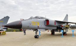 　中国軍のＪＨ７戦闘爆撃機（共同）