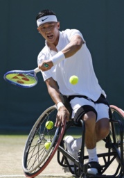 　車いすの部男子シングルス準々決勝でプレーする小田凱人＝ウィンブルドン（共同）