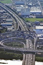 　昨年８月、お盆の帰省ラッシュで渋滞する東名高速道路・海老名ジャンクション付近の下り線（右側）＝神奈川県海老名市