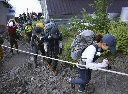 　１０日、山開きを迎えた富士山の富士宮ルートを登る登山客＝静岡県富士宮市