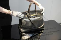 　パリでオークションに出品された、フランスの高級ブランド「エルメス」のバッグ「バーキン」のオリジナル＝１０日（ＡＰ＝共同）
