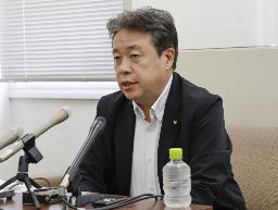 　記者会見で陳謝する自民党の鶴保庸介参院予算委員長＝９日、和歌山市