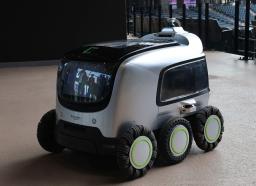 　エスコンフィールド北海道でビールなどを無人販売する自動運転ロボット「Ｙｏｕｒｓ」＝１１日午前、北海道北広島市