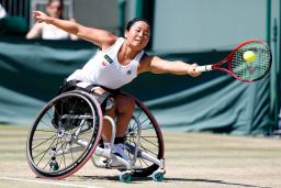 　車いすの部女子シングルス準決勝でプレーする上地結衣＝ウィンブルドン（共同）