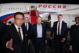 　１１日、北朝鮮・元山に到着したロシアのラブロフ外相（中央）（ロシア外務省提供・ロイター＝共同）