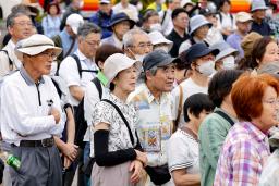 　街頭演説に耳を傾ける人たち＝１２日午前、福島県郡山市