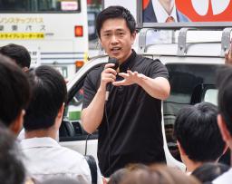 　街頭演説する日本維新の会の吉村代表＝１２日午後、東京都武蔵野市
