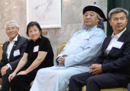 　ウランバートルの日本大使公邸で、天皇、皇后両陛下との面会を待つウルジートグトフさん（右端）＝１１日（共同）