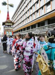 　京都・祇園祭前祭の山鉾巡行を前に行われた鶏鉾の「曳き初め」。浴衣で参加する人たちの姿も見られた＝１２日午後、京都市下京区