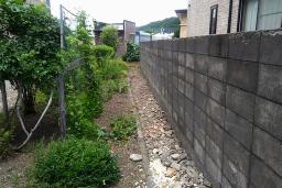 　ヒグマが男性を引きずりながら抜けて行った民家の通路＝１２日午前、北海道福島町