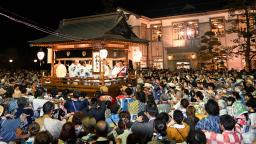 　岐阜県郡上市で開幕した「郡上踊」＝１２日夜