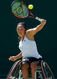 　車いすの部女子シングルス決勝　プレーする上地結衣＝ウィンブルドン（共同）
