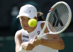 　女子シングルス決勝でプレーするイガ・シフィオンテク＝ウィンブルドン（共同）