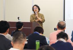　満蒙開拓の番組上映後に講演する精神科医で劇作家の胡桃沢伸さん＝１３日午後、東京都千代田区