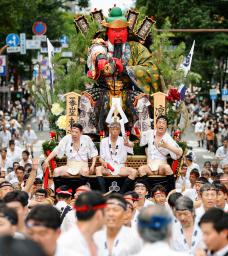 　「集団山笠見せ」で披露された「東流」の舁き山笠＝１３日午後、福岡市