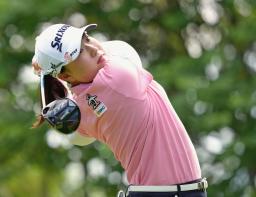 　最終ラウンド、ティーショットを放つ竹田麗央＝エビアン・リゾートＧＣ（共同）