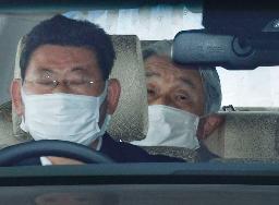 　東大病院に向かわれる上皇さま＝１４日午後３時２９分、東京都文京区