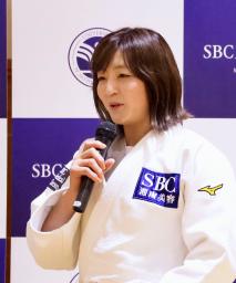 　特別講義で話す柔道女子の角田夏実＝１４日、千葉県浦安市
