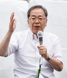 　街頭演説する公明党の斉藤代表＝１４日午後、大阪府枚方市