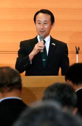 　リニア中央新幹線の建設促進県期成同盟会の定期総会で、あいさつする岐阜県の江崎禎英知事＝１４日午後、岐阜県多治見市