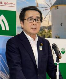 　記者会見する香川県の池田豊人知事＝１４日午後、高松市
