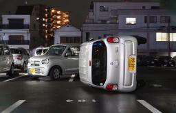 　竜巻などの突風で横転したとみられる車＝１４日午後１０時すぎ、静岡市駿河区
