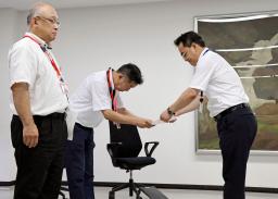 　愛知県と名古屋市の教育委員会幹部に児童や生徒を犯罪から守る対策を進めるよう要請し、文書を手渡す県警生活安全特別捜査課の三浦久直課長（右）＝１５日午前、県警本部