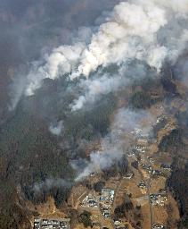 　白煙が上がる岩手県大船渡市の山林火災現場＝２月