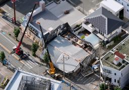 　解体工事中の建物が倒壊した現場（中央）＝１５日午後４時２１分、福岡県久留米市（共同通信社ヘリから）