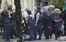 　現場付近に集まった警視庁の警察官＝１５日午後６時１０分、東京都足立区