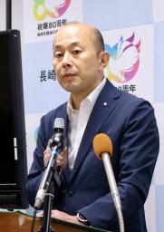 　記者会見する長崎市の鈴木史朗市長＝１５日午後、長崎市役所