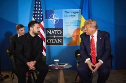 　６月、オランダ・ハーグで会談したウクライナのゼレンスキー大統領（左）とトランプ米大統領（ゼレンスキー大統領のテレグラムから、ゲッティ＝共同）
