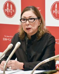 　記者会見する日本ペンクラブの桐野夏生会長＝１５日午後、東京都中央区