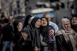 　６月、ガザ北部ガザ市で、イスラエルの攻撃による親族の死を嘆く人々（ゲッティ＝共同）