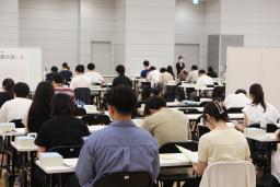 　司法試験に臨む受験生＝１６日午前、東京都港区