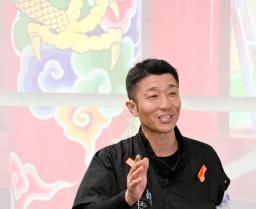 　再建工事の進む首里城正殿の塗装に携わった森田哲也さん＝４日、那覇市