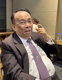　１６日、マニラのマラカニアン宮殿（大統領府）でインタビューに応じるフィリピンのルーカス・ベルサミン官房長官（共同）