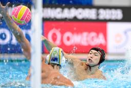 　男子１次リーグ、日本―オーストラリア　第１ピリオド、ゴールを狙う伊達＝シンガポール（共同）