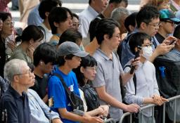 　参院選の街頭演説に集まった人たち＝１６日午後、東京都新宿区