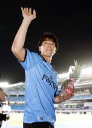 　天皇杯３回戦の相模原戦の試合後、サポーターの声援に応える川崎・山田＝Ｕ等々力