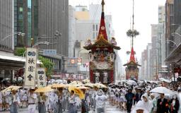 　京都・祇園祭前祭の「山鉾巡行」で、四条通を進む先頭の長刀鉾＝１７日午前