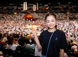 　大相撲名古屋場所を観戦したフィギュアスケート女子の島田麻央＝ＩＧアリーナ