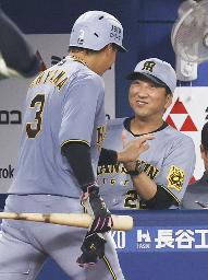 　５日のＤｅＮＡ戦で笑顔を見せる阪神の藤川監督＝横浜