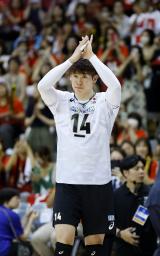 　アルゼンチンに勝利し、歓声に応える石川＝千葉ポートアリーナ