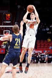 　ニックスの一員としてペーサーズ戦でシュートを放つ馬場＝ラスベガス（ＮＢＡＥ・ゲッティ＝共同）