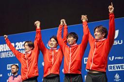 　世界ユニバーシティー夏季大会の競泳男子４００メートルリレーで銀メダルを獲得した日本＝ベルリン（（Ｃ）Ｒｈｉｎｅ―Ｒｕｈｒ　２０２５／Ｆｒｅｄｅｒｉｃ　Ｓｃｈｅｉｄｅｍａｎｎ、共同）