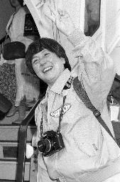 　日本人女性として初めて北極点到達に成功し、帰国した和泉雅子さん＝１９８９年５月、成田空港