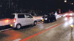 　中央自動車道下り線の恵那山トンネルで発生した、逆走車（左）による事故現場＝６月、岐阜県中津川市（同県警高速道路交通警察隊提供）