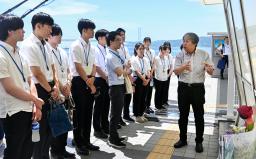 　事故現場の歩道橋で、明石市の新人職員に説明する遺族の下村誠治さん（右端）＝１８日午前、兵庫県明石市